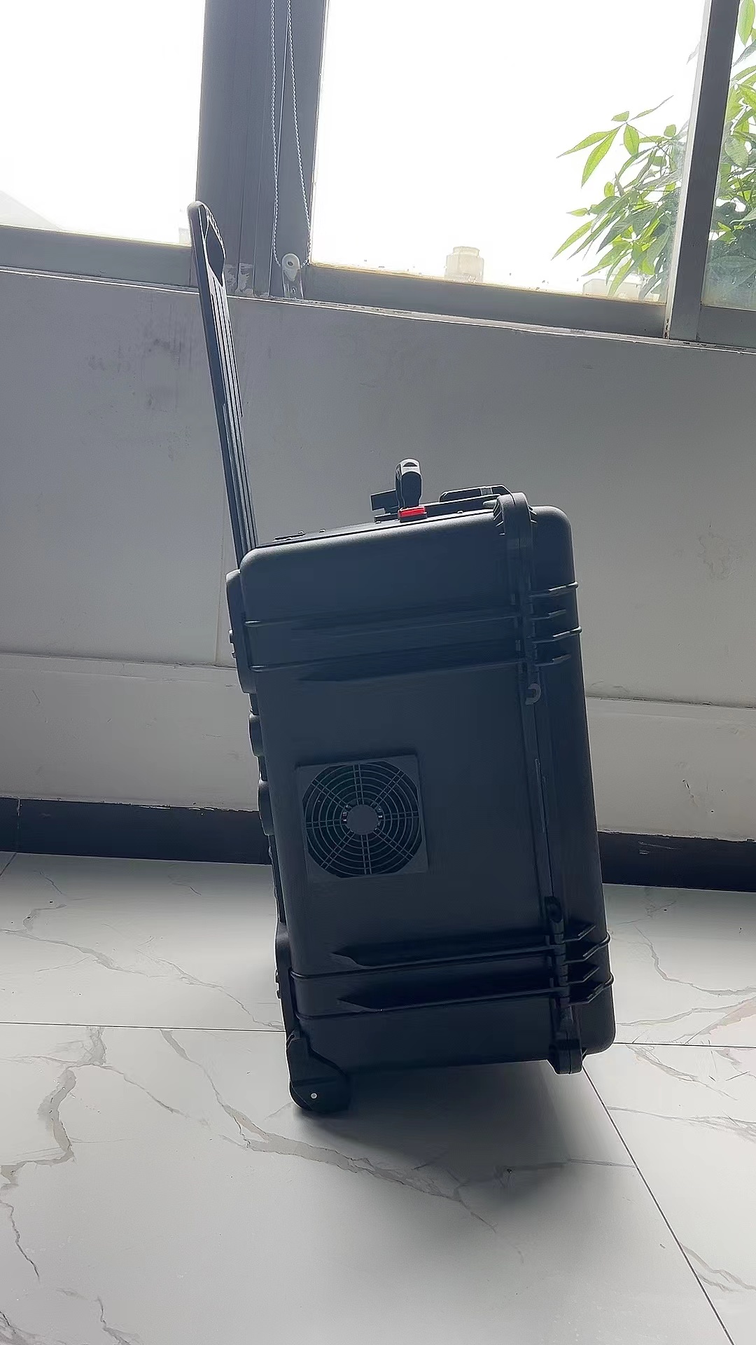 策勒手拉箱型移动通信干扰器